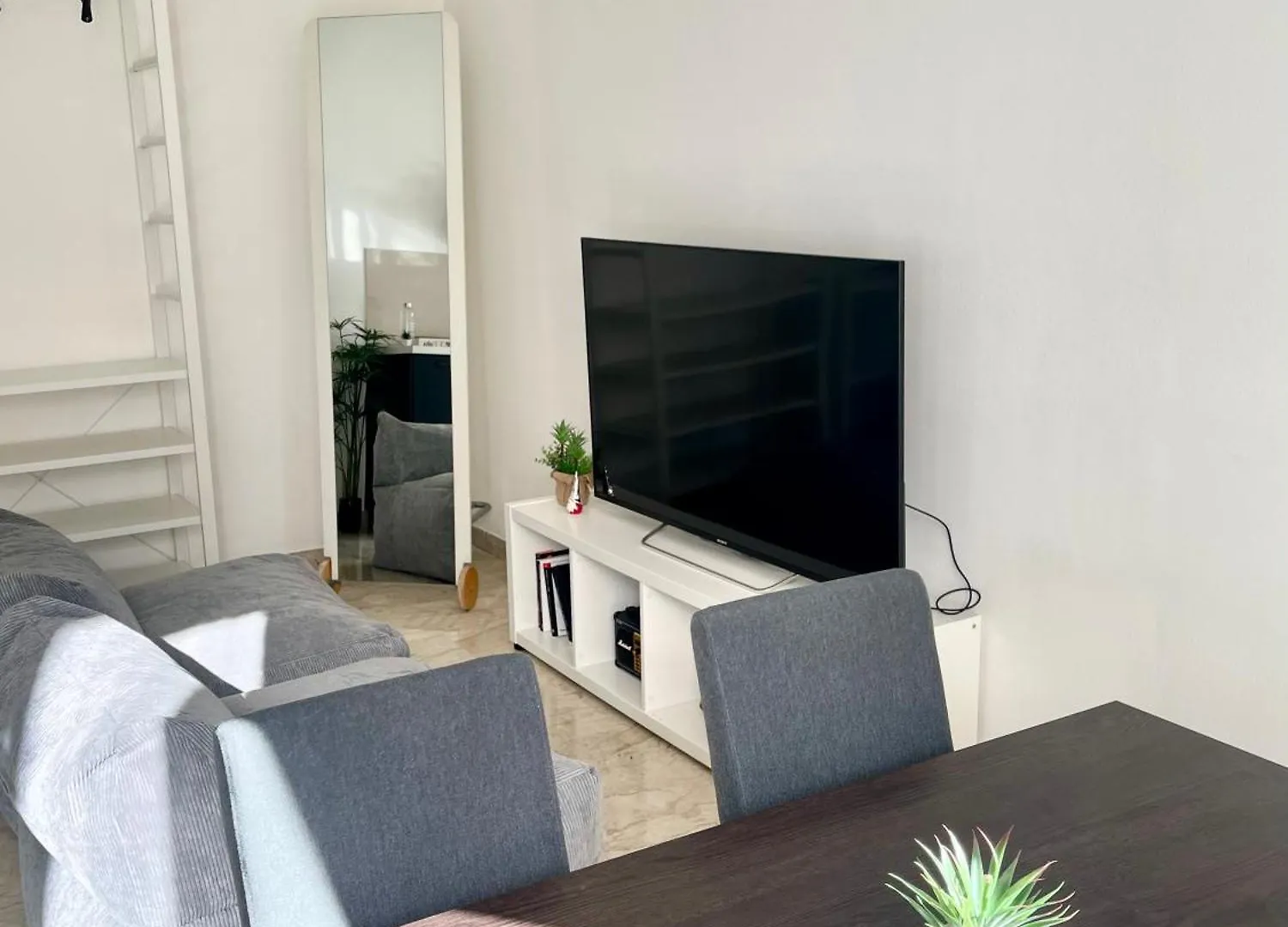 The White House, Modern Apartment In Center Mailand